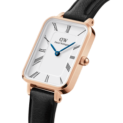 Quadro Roman Numerals Sheffield Rose Goldの文字盤を斜めから捉えたクローズアップ画像です。ホワイトダイヤルに配されたローマ数字のインデックスとブルースチールの針が美しいコントラストを生み出し、ローズゴールドケースの丸みを帯びたエッジの仕上げが際立ちます。