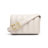 Daniel WellingtonのMini Sadie Bag Crème正面画像。クリーム色のレザーに縦のパフステッチを施したコンパクトなクロスボディバッグです。ストラップにはウェーブ型のゴールドバックルがアクセントとして輝いています。