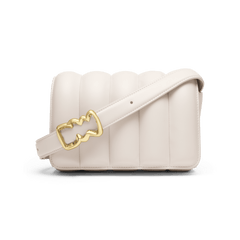 Daniel WellingtonのMini Sadie Bag Crème正面画像。クリーム色のレザーに縦のパフステッチを施したコンパクトなクロスボディバッグです。ストラップにはウェーブ型のゴールドバックルがアクセントとして輝いています。