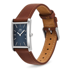 ライトブラウンのレザーストラップを装着したBound Light Brown Arctic Guilloché Silverを斜め横から撮影した全体像です。ストラップ裏面のキャメルカラーの革とコントラストステッチ、シルバーのピンバックル、そしてアークティックブルーのギョーシェ模様が施されたダイヤルが確認できます。