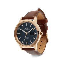 ローズゴールドのケースとリューズの美しい仕上げが際立つ、Iconic St Mawes Automatic Rose Goldの全体像です。白背景に映えるこの角度では、ブラウンレザーストラップのステッチや裏面のヌメ革の質感もご確認いただけます。文字盤下部には「AUTOMATIC」と「100m防水」の表記が配されています。