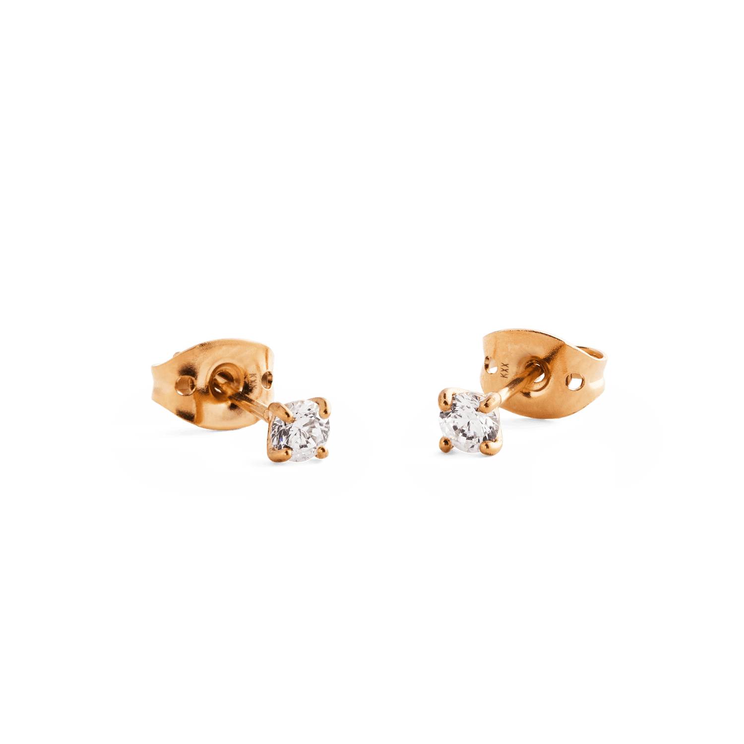 ミレル ソリテール スタッドピアス ローズゴールドのペアを斜めから撮影したクローズアップ画像です。ローズゴールドの4本爪セッティングとバタフライキャッチの細部がはっきりと確認でき、ホワイトキュービックジルコニアの透明感あふれる輝きが際立っています。