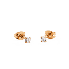 ミレル ソリテール スタッドピアス ローズゴールドのペアを斜めから撮影したクローズアップ画像です。ローズゴールドの4本爪セッティングとバタフライキャッチの細部がはっきりと確認でき、ホワイトキュービックジルコニアの透明感あふれる輝きが際立っています。