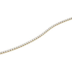 Classic Tennis Necklaceのチェーン部分をクローズアップした画像です。ゴールドの爪留めに一粒ずつセットされたクリスタルが連なり、光を受けて繊細な輝きを放っています。