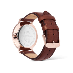 Classic Day Display St Mawes Rose Gold Arcticを裏蓋側から撮影した画像です。ローズゴールドのケースバックにはDaniel Wellingtonのロゴとシリアルナンバーが刻印されており、ブラウンレザーストラップのローズゴールドピンバックルにはDWのイニシャルが施されています。