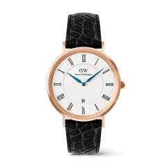 Daniel Wellington Classic Roman Numerals Dateの正面プロダクト画像。ローマ数字があしらわれたホワイト文字盤にブルースチールの針が映え、ポリッシュ仕上げのローズゴールドケースとブラッククロコダイルレザーストラップを組み合わせた一本です。6時位置には日付表示窓を備えています。