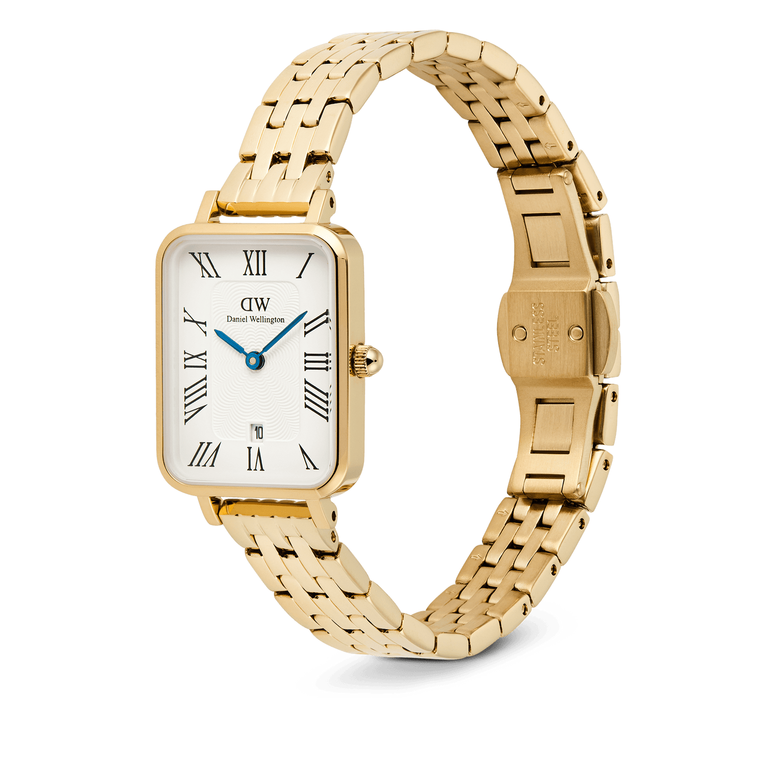 Daniel Wellington Quadro Roman Numerals Date 5-linkを斜めから撮影した画像です。ゴールドのポリッシュ仕上げ5リンクブレスレットとバタフライバックルのディテールが確認でき、ギョーシェ模様のホワイトダイヤルにブルーの針が映えるデザインとなっています。
