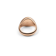 Classic Signet Ring Rose Goldを背面から捉えたアングルです。リングの内側にはDaniel Wellingtonのロゴが刻印され、アーム部分の丸みを帯びた厚みのあるフォルムが際立ちます。