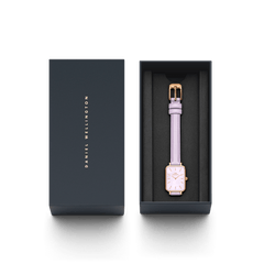 ダニエルウェリントンのギフトボックスに収められたQuadro Lavender MOP Rose Gold。ブラックのクッショントレーに、ラベンダーカラーのレザーストラップとローズゴールドケースの腕時計が丁寧にセットされています。贈り物に最適な上品なパッケージです。