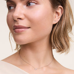 ダニエルウェリントンのCrystal Stud Goldを耳元に着用した女性モデルの着用イメージです。小ぶりなクリスタルのスタッドピアスが肌に馴染み、ネックレスとのさりげないコーディネートが日常のスタイリングを引き立てます。