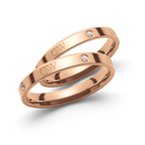 Daniel WellingtonのClassic Lumine Ring ローズゴールド2本セット。ポリッシュ仕上げの細身のバンドに、ブランドロゴと小粒のクリスタルが交互にあしらわれたペアリングです。