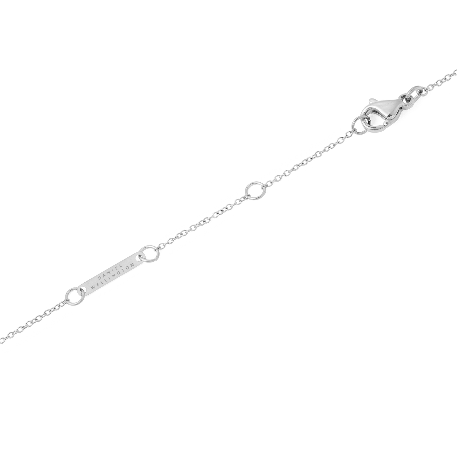 Mirelle Heart Necklaceのシルバーチェーンには、細部までこだわったディテールが施されています。背面部分にはロブスタークラスプとアジャスターに加え、Daniel Wellingtonのブランドロゴが刻印されたプレートが配されています。
