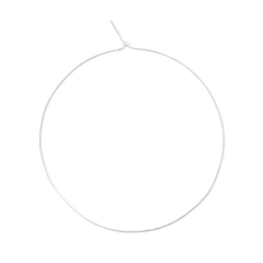 S925スターリングシルバーのCharms Snake Necklaceを円形に広げた全体の姿です。しなやかなスネークチェーンの繊細な質感と、スライド式留め具の細部までご確認いただけます。