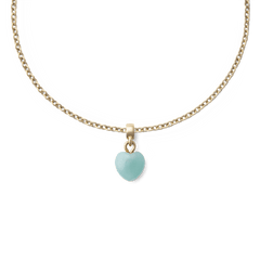 ゴールドチェーンネックレスに取り付けたAmazonite Heart Gold Charmのクローズアップ画像です。ブルーグリーンのアマゾナイトを使用したハート型チャームが、ゴールドチェーンから自然に揺れる着用イメージをご覧いただけます。