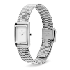 Bound Mini Sterlingを正面やや上から撮影した全体の画像です。ホワイトの文字盤を囲むシルバーのレクタンギュラーケースと、ステンレススチール製メッシュストラップの折りたたみ式クラスプ部分が確認できます。コンパクトなサイズ感とブレスレットのような上品な佇まいが伝わる一枚です。