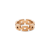 Daniel Wellingtonの3-Link Ring ローズゴールド。3連リンク構造が腕時計のストラップを思わせる立体感のあるデザインで、リンクの隙間から光が通り抜け、奥行きのある表情を演出します。