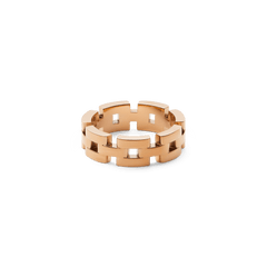 Daniel Wellingtonの3-Link Ring ローズゴールド。3連リンク構造が腕時計のストラップを思わせる立体感のあるデザインで、リンクの隙間から光が通り抜け、奥行きのある表情を演出します。