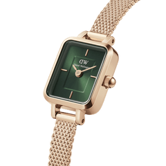 Quadro Mini Melrose Emeraldを斜めから捉えたクローズアップ画像。エメラルドグリーンのサンレイ文字盤が光を受けて深い輝きを放ち、ローズゴールドのケースやリューズ、編み込みメッシュストラップの質感が際立つアングルです。