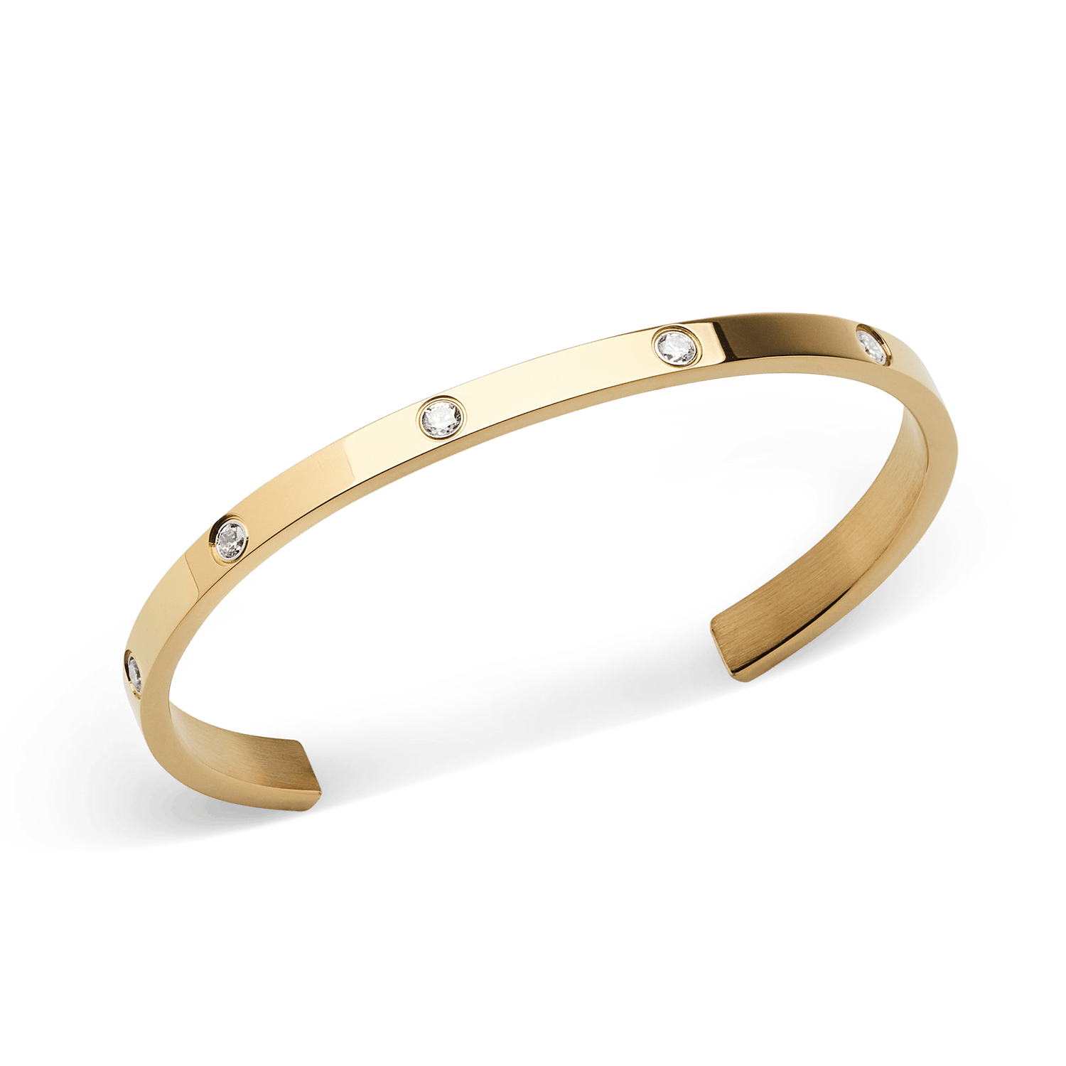 Classic Lumine Bracelet Goldを斜め上から捉えた画像です。ゴールドカフの緩やかなカーブと開口部の形状、そして表面にあしらわれたキュービックジルコニアの繊細な輝きが際立ちます。