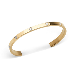 Classic Lumine Bracelet Goldを斜め上から捉えた画像です。ゴールドカフの緩やかなカーブと開口部の形状、そして表面にあしらわれたキュービックジルコニアの繊細な輝きが際立ちます。