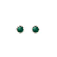Daniel WellingtonのAudrey Earrings Malachite Goldは、深みのあるグリーンの縞模様が美しいマラカイトの天然石を使用したスタッドピアスです。ホワイトキュービックジルコニアのヘイローが石を引き立て、ゴールドトーンの上品な仕上がりとなっています。