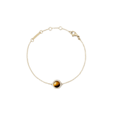 Daniel Wellington Audrey Bracelet Tiger Eye Goldの全体像です。細身のゴールドチェーンの中央に、琥珀色の美しい縞模様が特徴のドーム型タイガーアイカボションを配し、ホワイトキュービックジルコニアのヘイローが縁取ります。ロブスタークラスプとサイズ調節リング付きで、使いやすさも考慮されています。