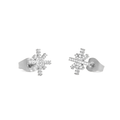 ミレルスターイヤリング シルバーを斜めから撮影したクローズアップ画像です。キュービックジルコニアが爪留めされた八芒星のモチーフと、バタフライ式の留め具が確認できます。