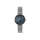 Daniel Wellington Petite Sterling MOP Greyの正面画像。深みのあるブルーグレーのマザーオブパール文字盤に、シルバーのポリッシュケースと細やかな編み目のシルバーメッシュストラップを組み合わせた28mmのレディース腕時計です。