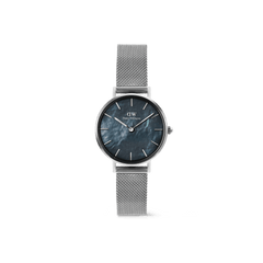 Daniel Wellington Petite Sterling MOP Greyの正面画像。深みのあるブルーグレーのマザーオブパール文字盤に、シルバーのポリッシュケースと細やかな編み目のシルバーメッシュストラップを組み合わせた28mmのレディース腕時計です。