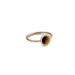 Audrey Ring Tiger Eye Goldを斜めから捉えた商品写真です。琥珀色とブラウンの美しい縞模様が特徴のドーム型タイガーアイと、それを彩るキュービックジルコニアの輝き、そしてゴールドの細身リングが調和した一枚です。