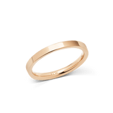 Daniel WellingtonのLine Ring Polished Rose Goldです。2.5mm幅のリングで、フラットに磨き上げられたローズゴールドの表面が光を受けて上品に輝きます。内側にはロゴが刻印されています。