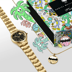 Steven Harrington x Daniel Wellingtonの限定コラボセット「フラットレイ」。ゴールドの3連ブレスレット腕時計とShout Charmネックレスが、ハリントンのカラフルなポップアートで彩られた専用パッケージに収められています。