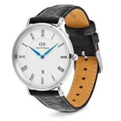クラシックなローマン数字と日付表示を採用した「Classic Roman Numerals Date Black Croc Belly Silver」を斜めから捉えた製品写真です。ポリッシュ仕上げのシルバーケースとブラッククロコダイルレザーストラップの裏面には、キャメルカラーのライニングとステッチが施されており、ピンバックルの細部まで確認できます。