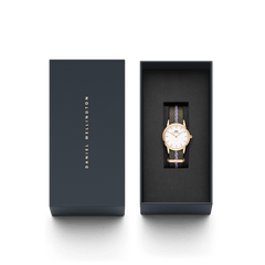 ダークネイビーのDaniel Wellingtonギフトボックスに収められたIconic NATO Green/Purple Rose Gold 28mm。蓋にはブランドロゴが箔押しされており、贈り物にぴったりの上品なパッケージです。