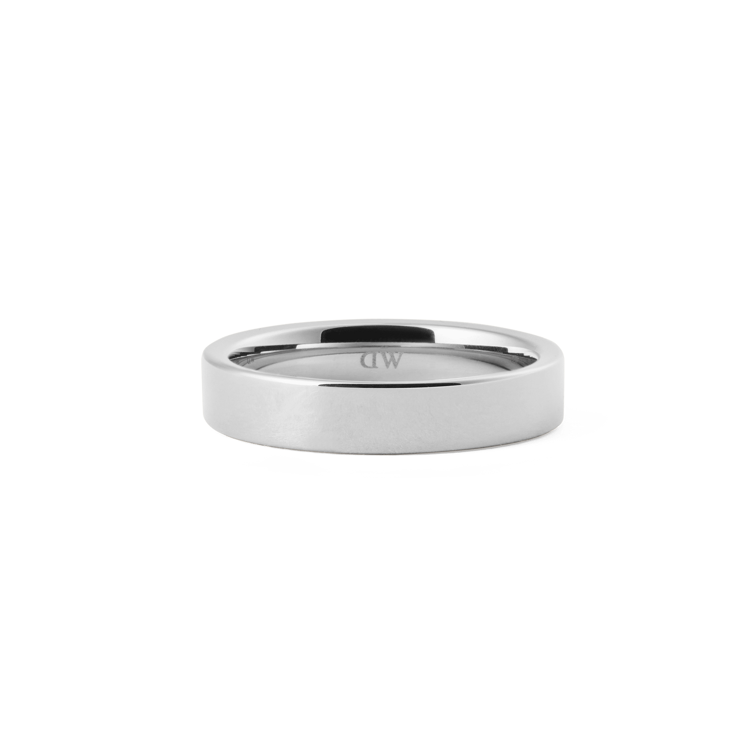 ダニエルウェリントン Line Ring Polished Silver 4.5mmをやや上から撮影したプロダクト画像です。装飾のないフラットバンドのポリッシュシルバーの質感と、内側に刻印されたブランドロゴが確認できます。