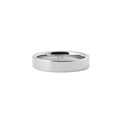 ダニエルウェリントン Line Ring Polished Silver 4.5mmをやや上から撮影したプロダクト画像です。装飾のないフラットバンドのポリッシュシルバーの質感と、内側に刻印されたブランドロゴが確認できます。