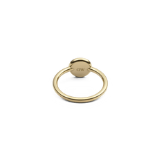 Audrey Ring Jade Goldの裏面を撮影した画像です。ゴールドメッキのセッティング裏側にはDaniel Wellingtonのロゴが刻印されており、細身のバンドの滑らかな仕上がりがわかります。