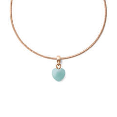 ローズゴールドのスネークチェーンブレスレットにあしらったAmazonite Heartチャームのクローズアップです。ブルーグリーンのアマゾナイト天然石がチェーンの中央で揺れ、温かみのあるローズゴールドとのコントラストが美しく映えます。