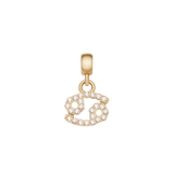 かに座のCrystal Zodiac Charm Goldは、蟹座のシンボルをモチーフにしたゴールドのフレームに、キュービックジルコニアを贅沢にあしらったチャームです。光を受けるとキラキラと輝き、華やかな印象に仕上がっています。