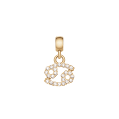 かに座のCrystal Zodiac Charm Goldは、蟹座のシンボルをモチーフにしたゴールドのフレームに、キュービックジルコニアを贅沢にあしらったチャームです。光を受けるとキラキラと輝き、華やかな印象に仕上がっています。