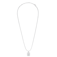 ダニエルウェリントンのRectangular Crystal Frame Pendant Sをチェーンネックレスに装着した全体のイメージです。シルバーの細身チェーンに、クリスタルフレームの長方形ペンダントトップが下がり、ネックレスとしての着用時の長さやバランスをご確認いただけます。