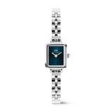Daniel Wellington Quadro Mini Arch 3-linkの正面からのプロダクトショットです。アークティックブルーのサンレイダイヤルが深みのある輝きを放ち、シルバーのアーチ型3リンクブレスレットがコンパクトなスクエアケースと一体感のあるデザインを演出しています。