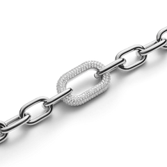 シルバーのCrystal Link Necklaceをクローズアップした画像です。センターリンク部分には三列にパヴェセッティングされたキュービックジルコニアが配され、光を受けて繊細に輝いています。両側のポリッシュ仕上げシルバーチェーンとのコントラストが美しいデザインです。