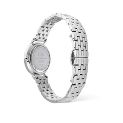 Petite Roman Numerals Date 5-Link Silverの裏蓋側から撮影した画像です。Daniel Wellingtonのロゴとシリアルナンバーが刻印されたケースバックや、シルバーの5リンクブレスレットの立体的な構造、バタフライバックルのフィット感の良さが確認できます。