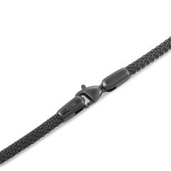 Tide Mesh Bracelet Graphite 2.8のロブスタークラスプ部分をクローズアップ。Daniel Wellingtonのロゴが刻印されたグラファイトカラーの留め具と、細やかな編み込みが施されたメッシュチェーンの質感がご覧いただけます。