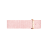 ダニエルウェリントンのRosewater NATOストラップです。淡いピンク色のリサイクルポリエステル生地を使用し、織り目やローズゴールドのバックル、調整穴のディテールが確認できます。