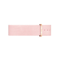 ダニエルウェリントンのRosewater NATOストラップです。淡いピンク色のリサイクルポリエステル生地を使用し、織り目やローズゴールドのバックル、調整穴のディテールが確認できます。