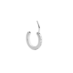 ダニエルウェリントン Crystal Hoop Earring Silverを斜めから撮影した商品画像です。ヒンジ部分が開いた状態で、フープの外側に並ぶキュービックジルコニアと、ポリッシュ仕上げのシルバーカラーが確認できます。