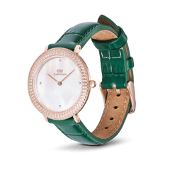 グリーンのクロコ型押しレザーストラップとローズゴールドベゼルをあしらったCrystalline Bezel Green Croc Rose Goldの斜めからの商品写真です。262個のクリスタルが輝くローズゴールドベゼルの立体感や、マザーオブパールダイヤルの上品な光沢、グリーンのクロコ型押しレザーストラップの質感、そしてピンバックルの細部までご確認いただけます。