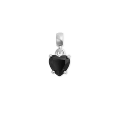 ダニエルウェリントン Charm Heart Crystalのブラックキュービックジルコニアをシルバーの爪留めでセットしたハート型チャーム。白背景に単体で撮影した正面画像です。